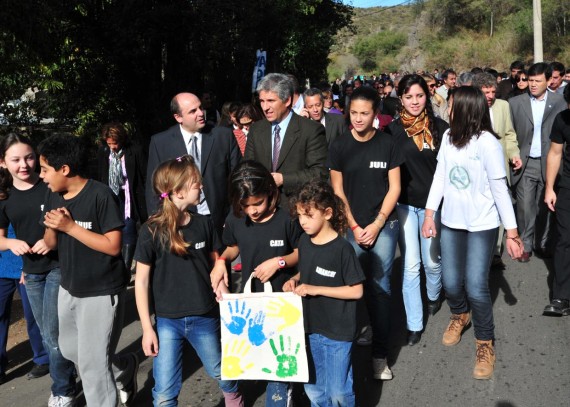 Los chicos de la Brigada ecológica “Guardianes de la Naturaleza”, invitaron al Gobernador a plasmar su mano en las bolsas ecológicas.