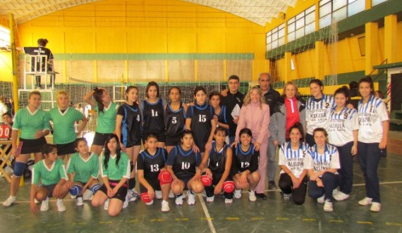 La ministra de Deportes, María Celia Sánchez, junto a las alumnas que compitieron en el Club ASEBA.
