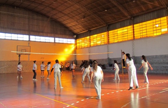 En las instalaciones de colegio Santo Tomás de Aquino también se disputaron partidos de vóley.