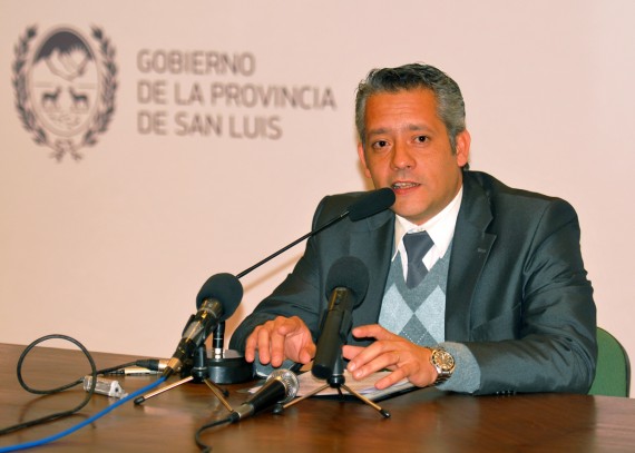 El ministro de Hacienda y Obras Públicas, José María Emer fue el encargado de comunicar los anuncios.