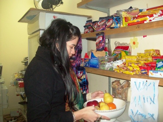 La Licenciada en Nutrición, Romina Godoy, durante el control de los kioscos escolares en Naschel.