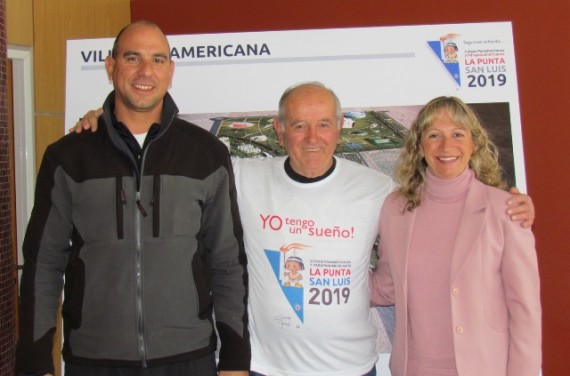 El atleta José Prieri, junto a la ministra de Deportes de la Provincia, María Celia Sánchez y el jefe del Programa de Deportes de Juana Koslay, Alejandro Calleja.