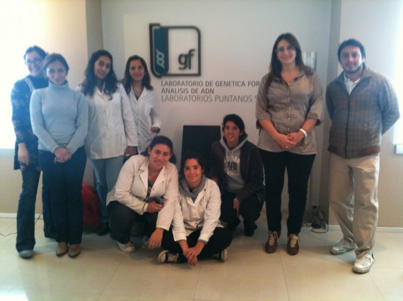Alumnos de UNSL junto al staff de profesionales del Laboratorio de Genética Forense.