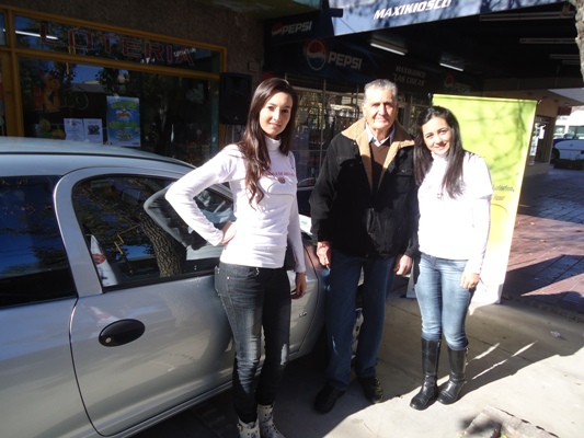 El flamante ganador del automóvil 0 km,  Jorge Torres, junto a promotoras de la Agencia.
