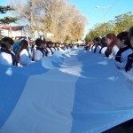 Cientos de chicos de la escuela Nº 175 José de San Martín, desfilaron por el Día de la Bandera.