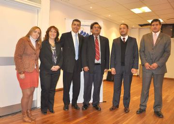 Sugata Mitra, junto a funcionarios de la ULP y del Ministerio de Educación.