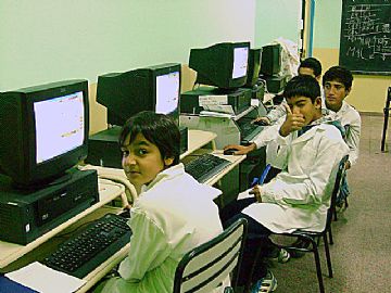 Los chicos juegan sus partidas sobre la plataforma Shirov Online.