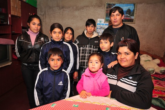 Mónica Maidana, junto a su marido y sus siete hijos.