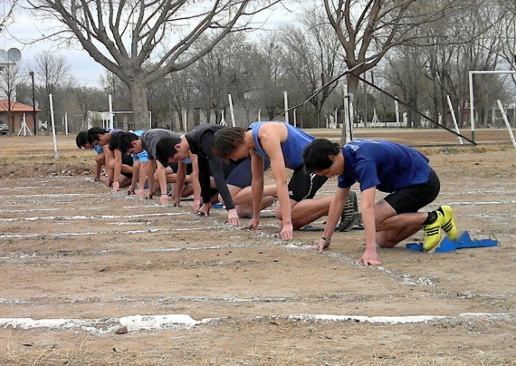 Jóvenes de distintas edades realizaron pruebas en los selectivos de atletismo para participar de los Juegos Binacionales.