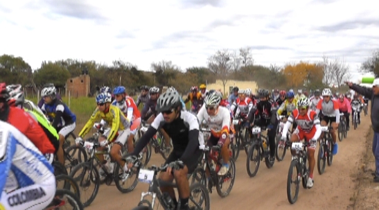 Participaron alrededor de 120 ciclistas distribuidos en 10 categorías.
