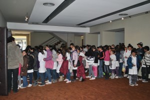 Muy puntuales, los chicos hicieron fila para entrar a la función de cine.
