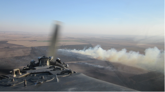 Avión hidrante del Plan Nacional del Manejo del Fuego combatiendo un incendio forestal en el Valle del Conlara, año 2011.