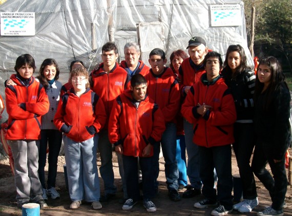 Los alumnos observaron el proceso de crecimiento de las especies que se forestan en la Provincia.