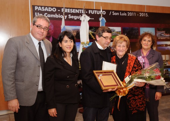 El ministro Federico Tula Barale, Soledad Salvi y María Rosario Bragañolo entregaron un reconocimiento a Catalina Antonia Berardi de Biassi.