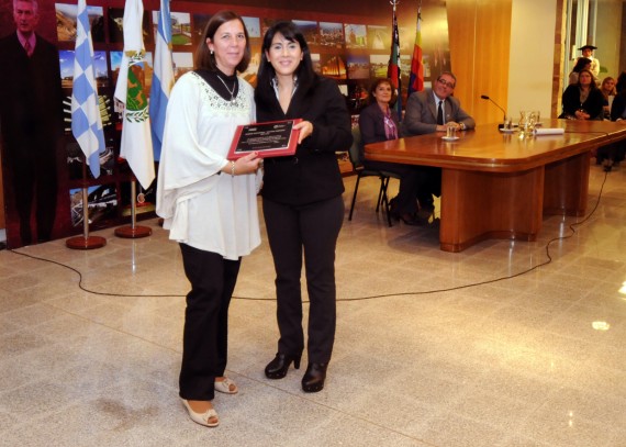 Soledad Salvi hace entrega de3 una placa a una directora de los Jardines Maternales