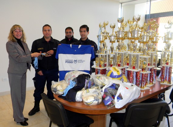 La ministra de Deportes, María Celia Sánchez, hizo entrega de elementos deportivos al Cuartel II de bomberos de la ciudad de La Punta.