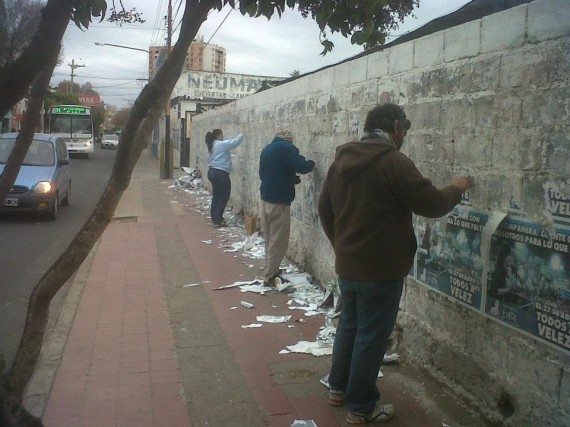 Los integrantes de la Agrupación limpiaron previamente la pared para realizar los trabajos.  