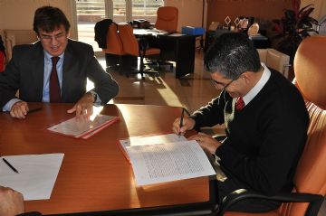 El rector de la ULP, selló el contrato junto a Nicolás de Gracia, presidente de Telespazio.