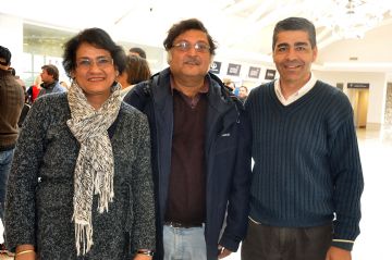 Sushmita Mitra, Sugata Mitra, y Alejandro Munizaga, rector de la ULP