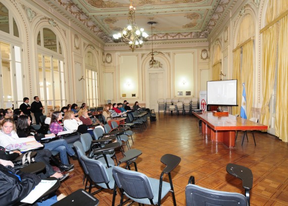 La actividad tuvo lugar en el Salón Blanco del Palacio de Justicia.