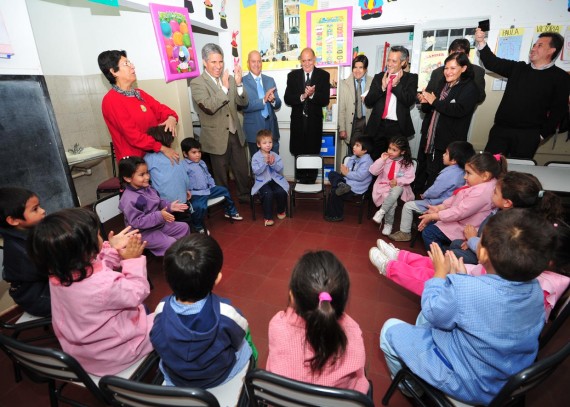 El Gobernador durante su visita al jardín de la Escuela N° 139 Bartolomé Mitre