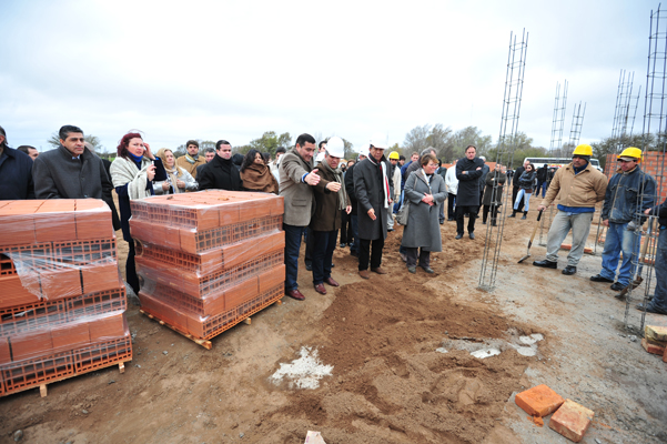 Justo Daract: Poggi visitó la construcción de viviendas y comprobó el avance de obras