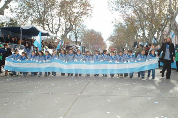 La imagen corresponde al Desfile Cívico Militar del año 2010 en la ciudad de Villa Mercedes