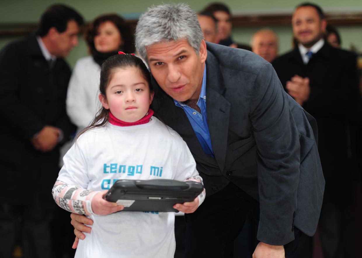Chicos de primer grado de Nueva Galia y Fortuna ya tienen sus netbooks
