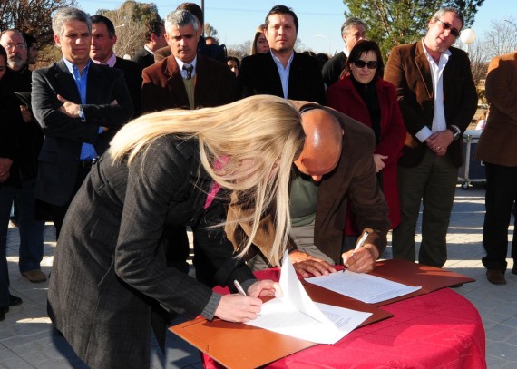 El momento de la firma del convenio de cooperación por parte del Intendente y la ministra de Medio Ambiente, Daiana Hissa.