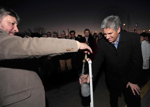 El Gobernador probó el agua potable de primera calidad que cuenta Arizona 