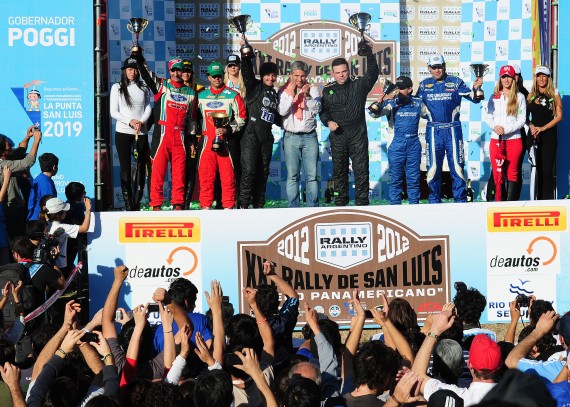 Los ganadores festejaron en el podio.