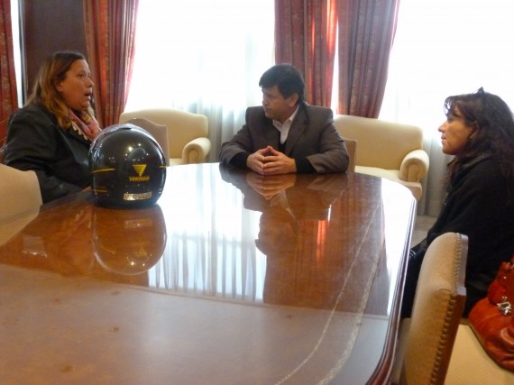 El Ministro de Relaciones Institucionales y Seguridad, Eduardo Mones Ruiz, junto a Marisa Alejandra Díaz, hija del hombre desaparecido.