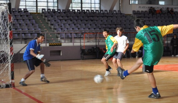 Alrededor de 1.300 jóvenes de 13 a 19 años participaron ayer de los encuentros de Futbol 5, masculino y femenino.