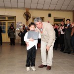 El gobernador CPN. Claudio Poggi junto a un alumno de la escuela Nº 159 ‘Provincia de Jujuy’ .