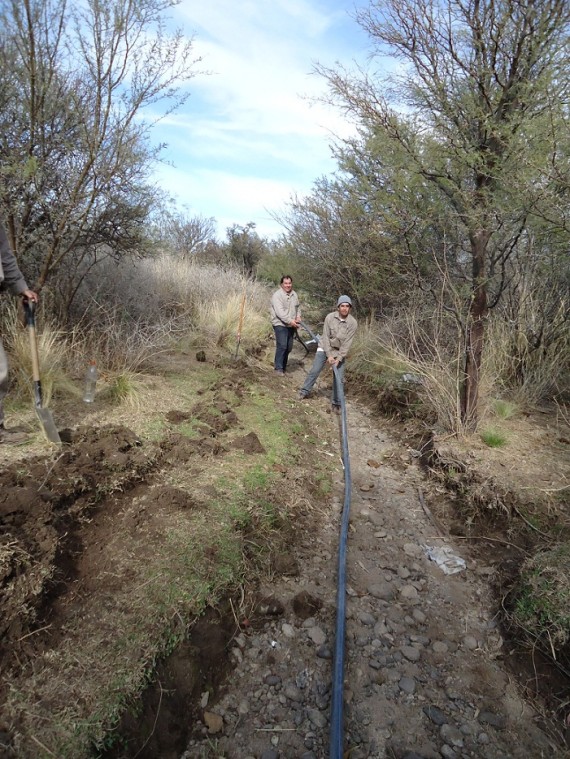 San Luis Agua comenzó con la construcción del Acueducto que proveerá de agua cruda desde el canal hacia el pozo público ubicado en el paraje de Vizcacheras en la localidad de Nogolí. 