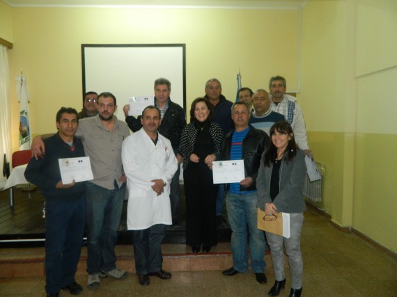 Calderistas del Hospital San Luis con sus certificados y matrículas, junto con la ministra de Salud, Teresa Nigra.