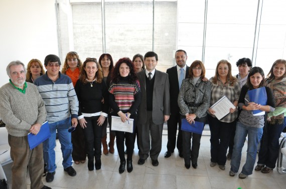 Los miembros del Consejo Provincial de Eduacación junto a los ministros de Seguridad, Eduardo Mones Ruiz, y de Educación, Marcelo Sosa (Medio).