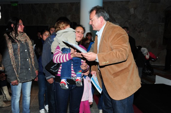 El ministro de La Vivienda, Eduardo D'Onofrio, haciendo entrega de una adjudicación para viviendas del Plan Solidaridad.