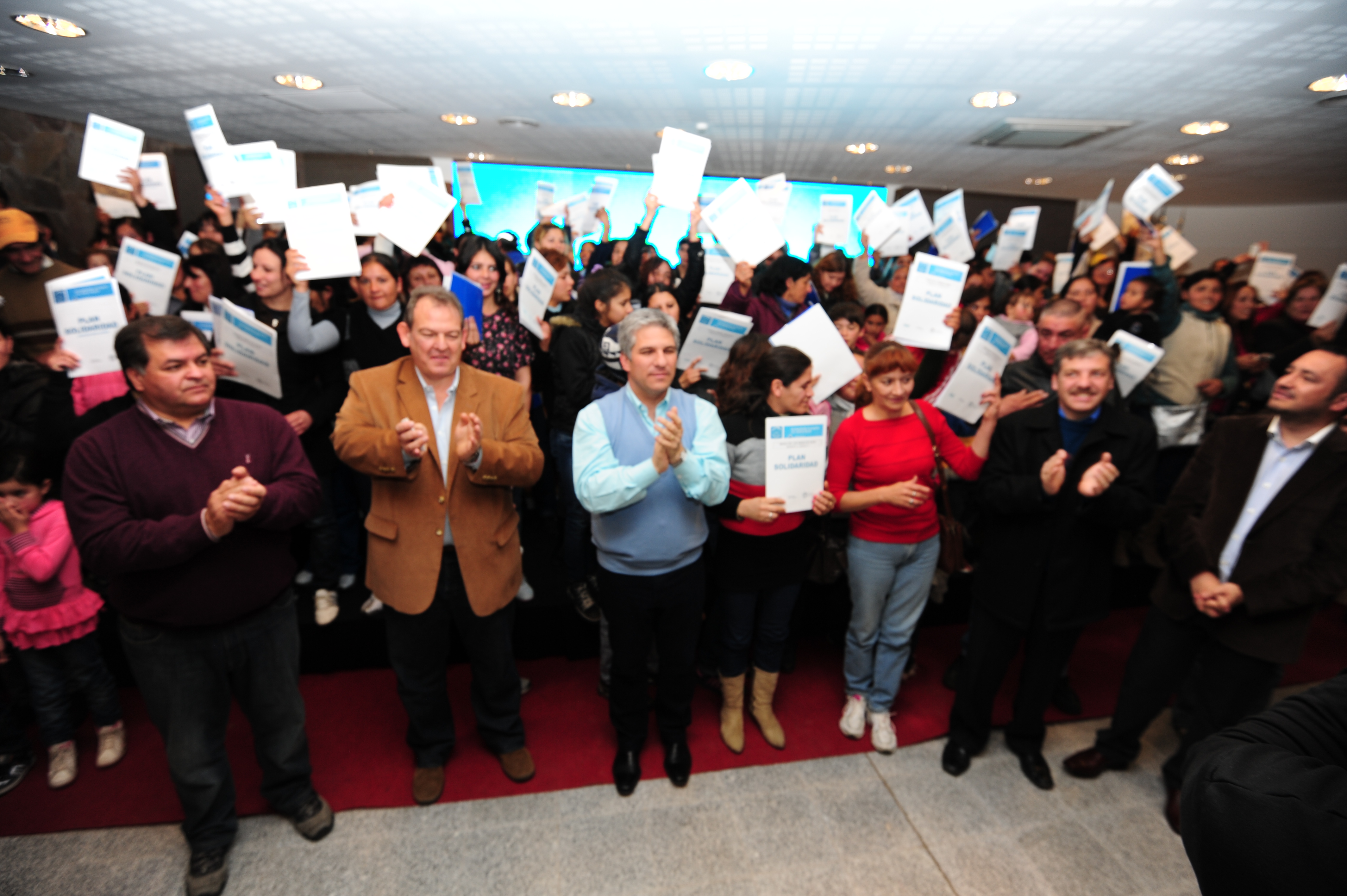 En un clima de emoción y festejo se entregaron 111 adjudicaciones del Plan Solidaridad