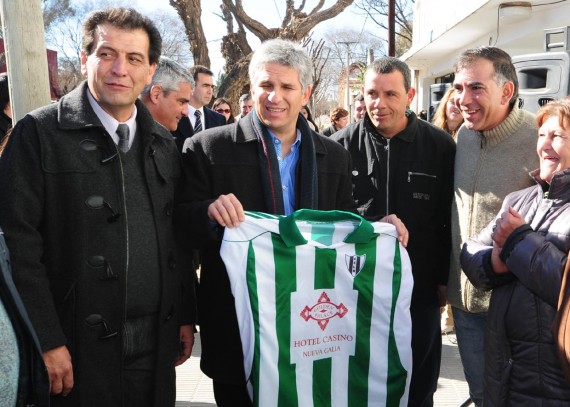El Gobernador muestra la camiseta del club Los Ranqueles