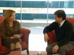 El ministro Relaciones Institucionales y Seguridad, Eduardo Mones Ruiz, durante su encuentro con la senadora por el departamento Pringles, Dominga Torres.