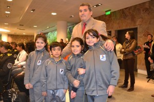 El director de la Escuela Lindor Quiroga, Julio Cesar Ortiz, junto a los alumnos, luego de recibir los ejemplares de San Luis Libro.