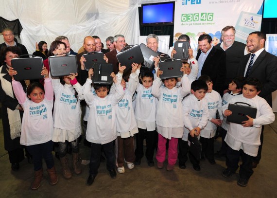 Además de los alumnos de Anchorena recibieron también sus netbooks los chicos del paraje Martín de Loyola