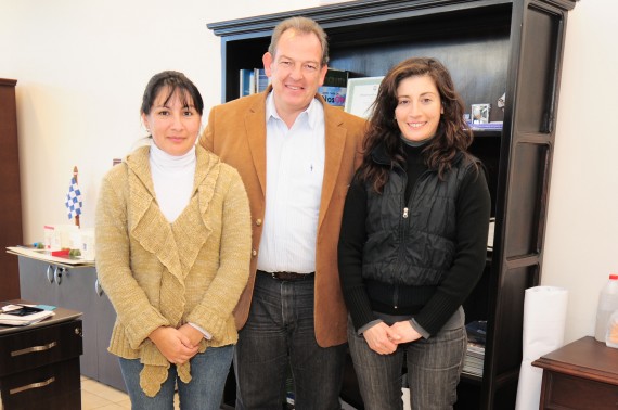 El ministro de La Vivienda, Eduardo D’Onofrio, junto a Gabriela Quiroga y Alba Urteaga. 