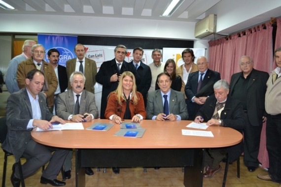 Funcionarios del Ministerio de Turismo junto con representantes de FEHGRA en el acto de firma de convenio.