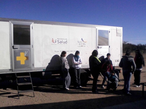 Los habitantes del lugar se acercaron al camión sanitario para realizar para recibir atenciones y efectuar consultas.