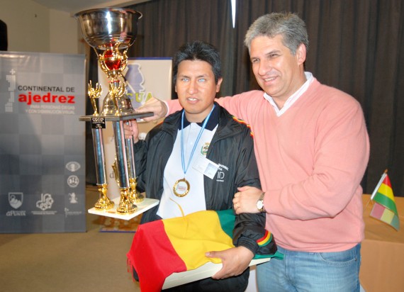 Gobernador entrega el 1° premio al ajedrecista de Bolivia.