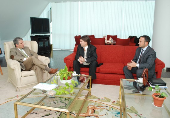 El gobernador, CPN Claudio Poggi, Junto al rector José Riccardo, y el  ministro Marcelo Sosa. 