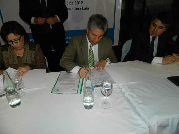 El Gobernador al momento de la firma del Acta Acuerdo entre el Gobierno de la Provincia de San Luis y el Ministerio de Salud de la Nación
