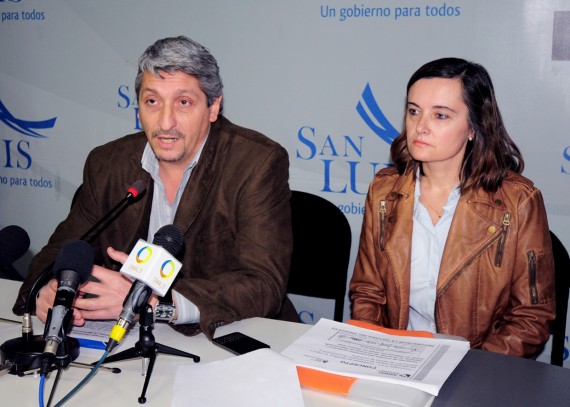 Darío Ceballos Regis, junto a Valeria Casas durante la conferencia de prensa.